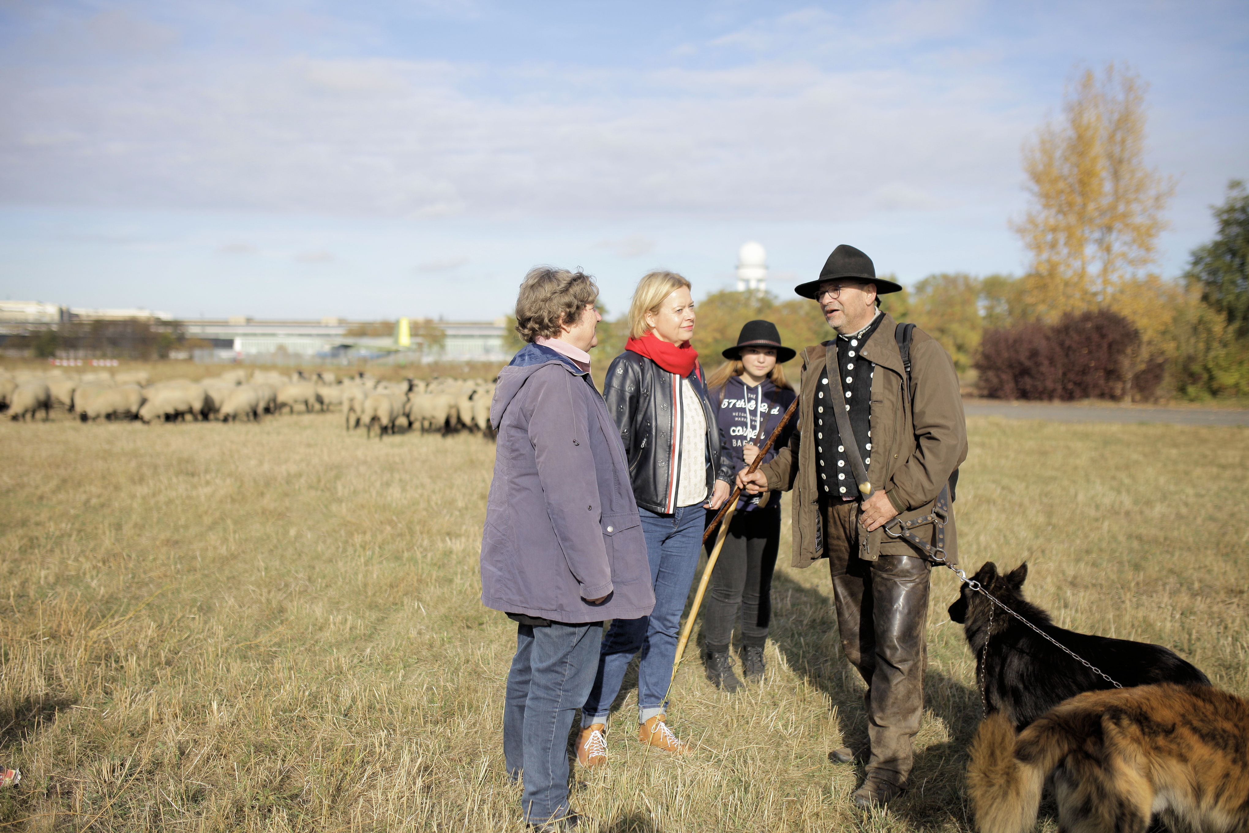 181019 Beweidung Tempelhofer Feld: Kirsten Tackmann, Gesine Loetzsch, Nachwuchsschaeferin, Kurt Kucznik, Foto: BiancaBodau