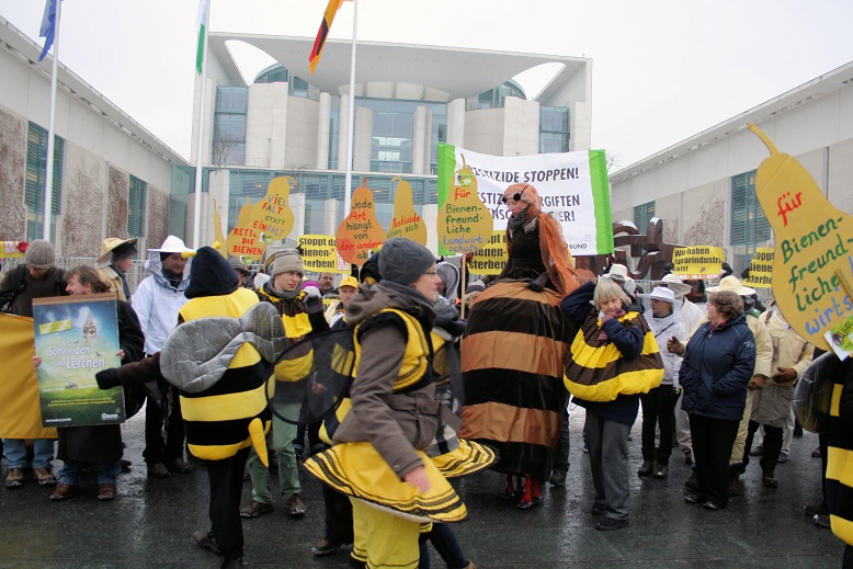 130116 Campact Bienen vor Kanzleramt Bienentanz rechts Tackmann Bodau