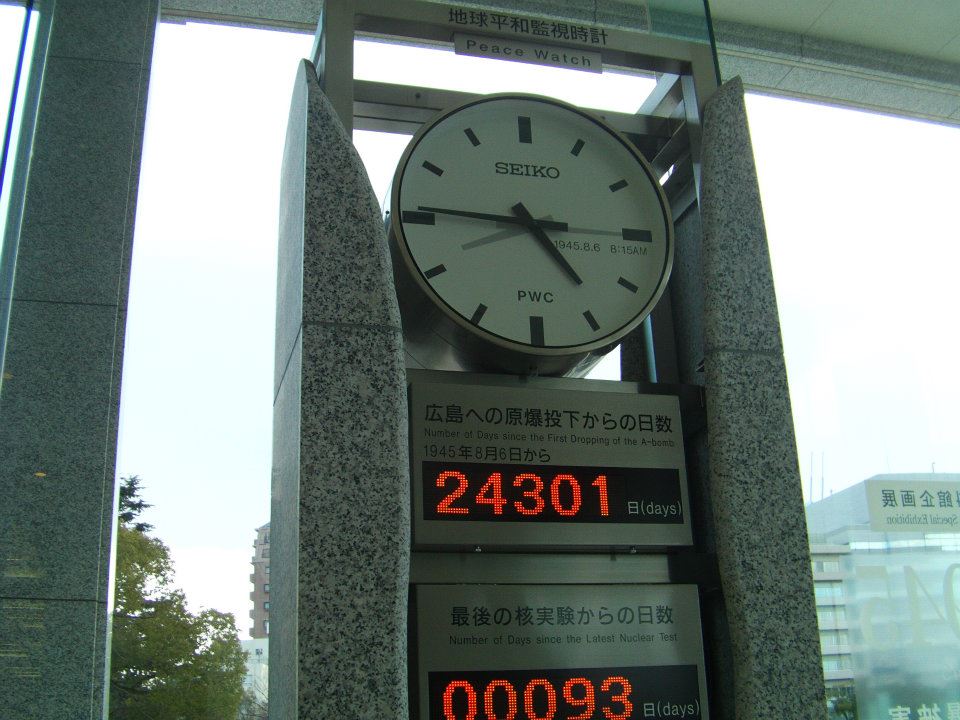 Nuklear-Uhr in Hiroshima: 24301 Tage sind seit dem ersten Atombombenabwurf vergangen, 93 seit dem letzten Atombombentest