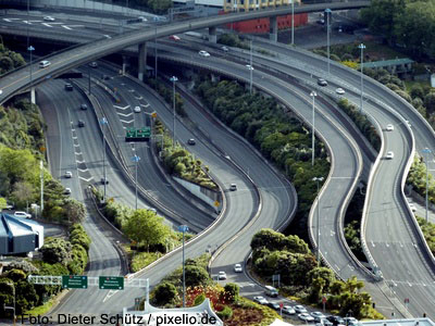Weiter so für mehr Straßen und mehr Verkehr (Foto: D. Schütz / pixelio.de) Autobahnkreuz