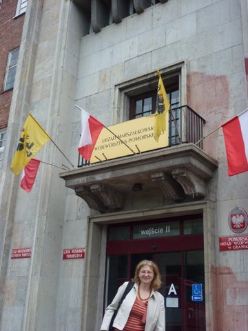 Johanna Voß vor dem Büro von Małgorzata Ostrowska Johanna Voß vor dem Büro von Małgorzata Ostrowska
